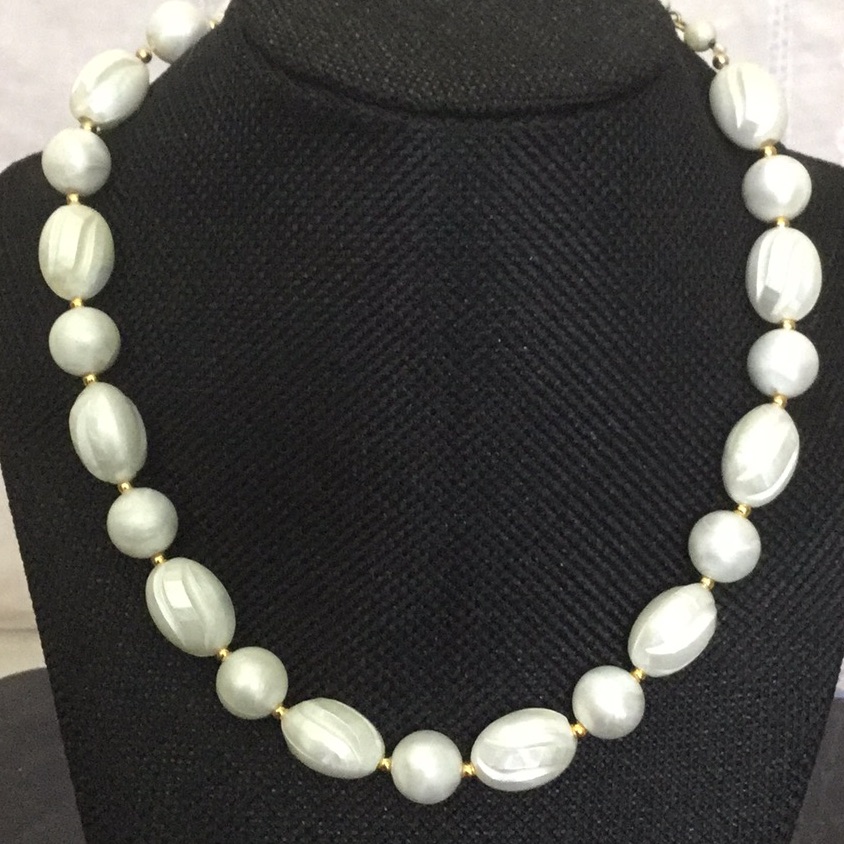 Vtg15W2 12Extemmonsnecklace1wht RndOvalbeads 21$